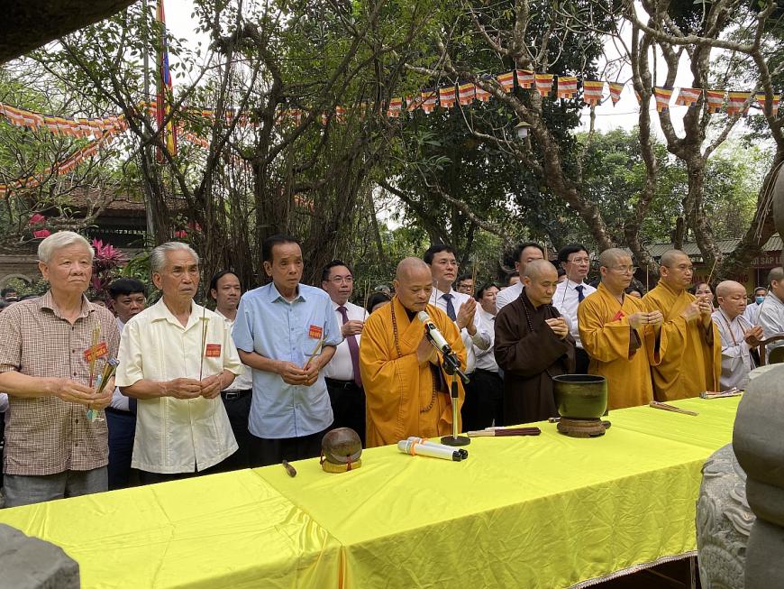Lãnh đạo UBND TP Hà Nội, lãnh đạo UBND huyện Thạch Thất, nguyên lãnh đạo huyện Thạch Thất và UBND các xã dâng hương tại chùa Tây Phương.