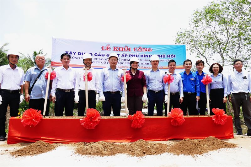 Đại diện lãnh đạo BSR, huyện Mang Thít và xã An Phước thực hiện nghi thức Lễ khởi công xây dựng cầu nông thôn liên ấp Phú Bình - Phú Hội.
