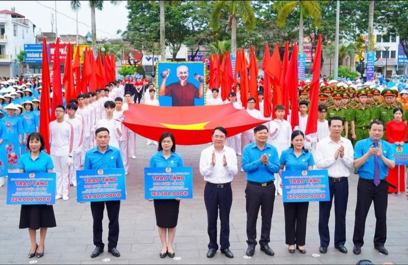 Lãnh đạo TP. Hải Phòng thay mặt LĐLĐ thành phố tặng những món quà ý nghĩa