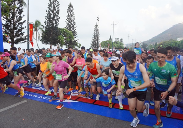 Nhiều vận động viên nhí tham gia chạy cự ly 5km
