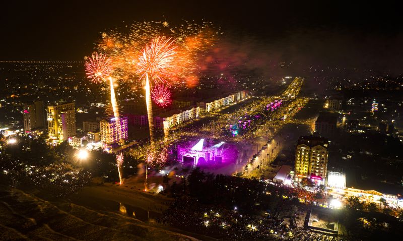 Hình ảnh pháo hoa cùng ánh đèn sân khấu thắp sáng trên biển Sầm Sơn.