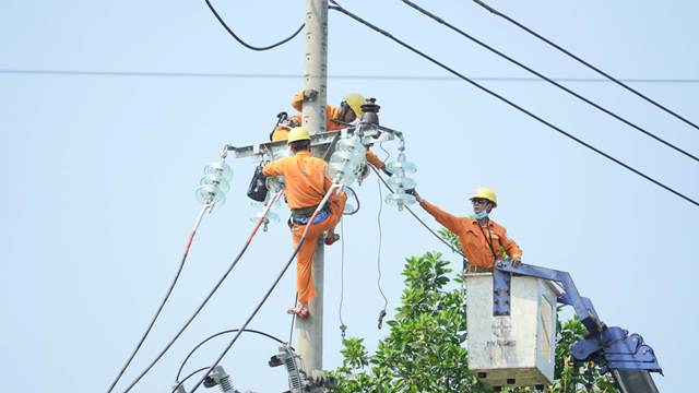 Dù thời tiết nắng nóng nhưng công nhân PC Đà Nẵng vẫn nỗ lực làm việc để đảm bảo cung cấp điện cho nhân dân và doanh nghiệp trên toàn thành phố