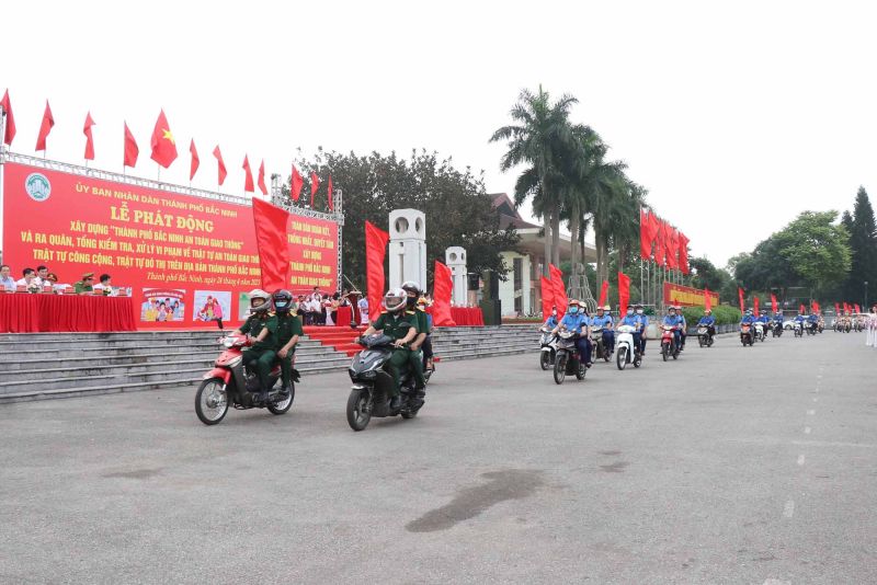 Lực lượng chức năng diễu hành tuyên truyền trên các tuyến phố địa bàn thành phố Bắc Ninh.