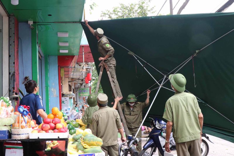 Lực lượng chức năng kiểm tra, xử lý vi phạm về trật tự an toàn giao thông, công cộng, trật tự đô thị tại cửa hàng hoa quả trên đường Nguyễn Cao, thành phố Bắc Ninh