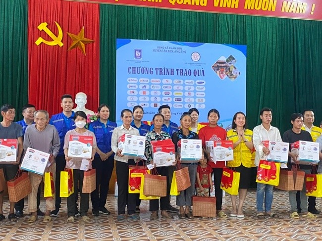 Đại diện lãnh đạo các đơn vị trao quà cho các hộ gia đình có hoàn cảnh khó khăn và các em học sinh nghèo vượt khó tại xã Xuân Sơn