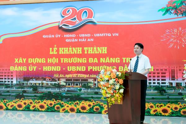 Đồng chí Nguyễn Văn Tuấn bí thư quận ủy quận Hải An phát biểu tại lễ gắn biển công trình Hội trường và phòng làm việc trụ sở phường Đằng Hải