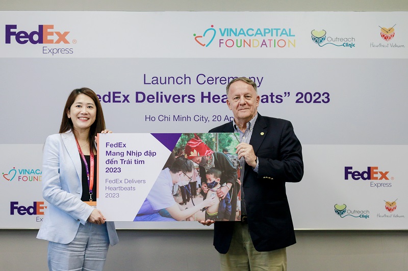 Bà Ee-Hui Tan – Giám đốc Khai thác, FedEx Express Việt Nam và Campuchia và ông Rad Kivette – Tổng Giám đốc VinaCapital Foundation (bên phải) tại lễ khởi động chương trình “FedEx Mang Nhịp đập đến Trái tim - FedEx Delivers Heartbeats” 2023