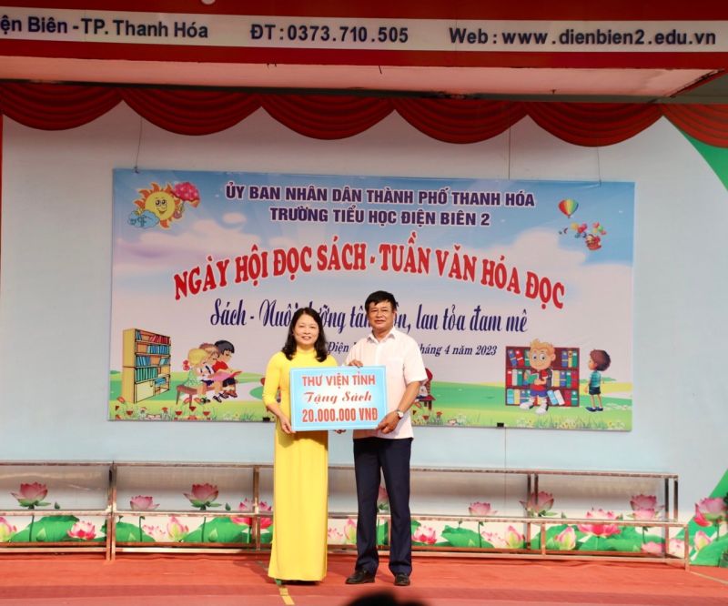 Thư viện tỉnh Thanh Hoá đã tặng Trường Tiểu học Điện Biên 2 hàng trăm cuốn sách với tổng trị giá 20 triệu đồng.