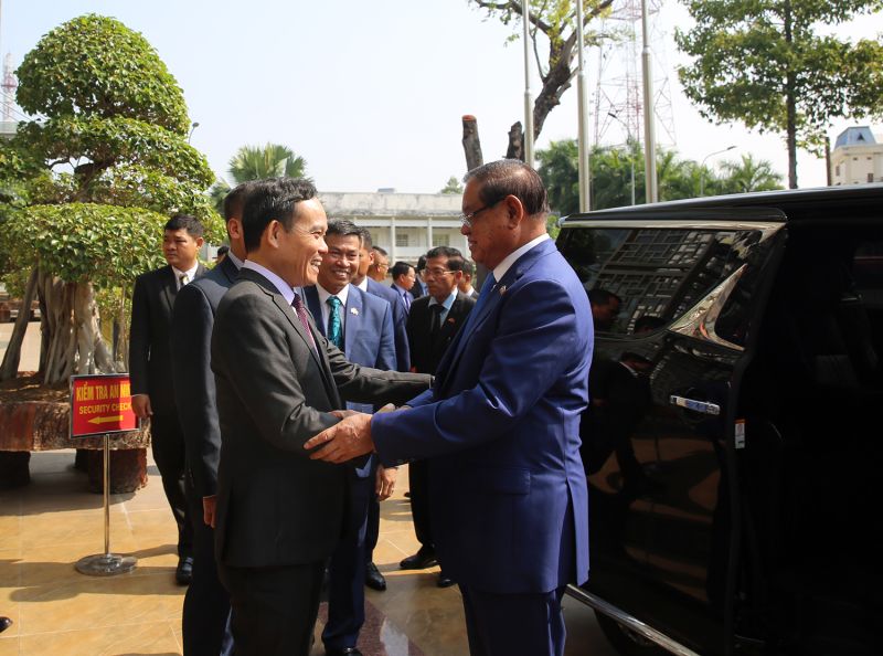 Phó Thủ tướng Chính phủ Trần Lưu Quang (bên trái) chào mừng Phó Thủ tướng, Bộ trưởng Bộ Nội vụ Vương quốc Campuchia Samdech Krolahom Sar Kheng tới dự Hội nghị lần thứ 12 về hợp tác và phát triển các tỉnh biên giới Việt Nam-Campuchia