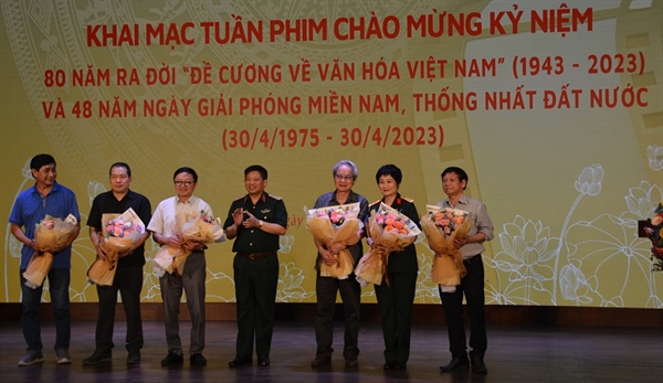Thiếu tướng Lê Xuân Sang, Phó Cục trưởng Cục Tuyên huấn, Tổng cục Chính trị Quân đội nhân dân Việt Nam tặng hoa các nghệ sĩ, đơn vị có phim chiếu tại Tuần phim.