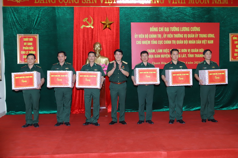 Đại tướng Lương Cường tặng quà các đơn vị Quân đội trên tuyến biên giới huyện Mường Lát.