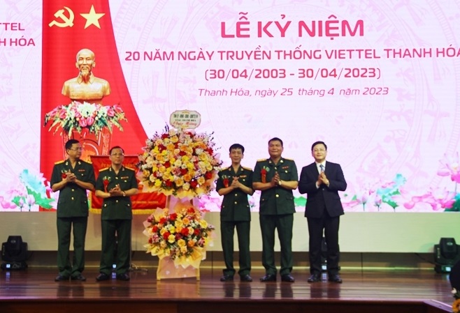 Mai Xuân Liêm, Ủy viên Ban Thường vụ Tỉnh ủy, Phó Chủ tịch UBND tỉnh tặng hoa chúc mừng Viettel Thanh Hóa
