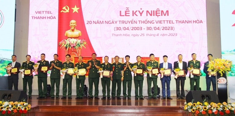 Trung tá Nguyễn Trọng Tính, Phó Tổng Giám đốc Tổng Công ty viễn thông Viettel trao Bằng khen của Tổng Giám đốc Tập đoàn Viễn thông quân đội Viettel cho Tập thể Viettel Thanh Hóa và 31 cá nhân.