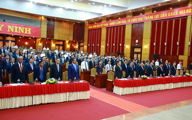 Các đại biểu thực hiện nghị thức chào quốc kỳ hai nước - Ảnh: VGP/Hải Minh