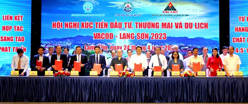 Hiệp hội Doanh nghiệp tỉnh Lạng Sơn với 11 Hiệp hội doanh nghiệp của các tỉnh, thành phố khác trên cả nước ký kết Thỏa thuận hợp tác tại hội nghị