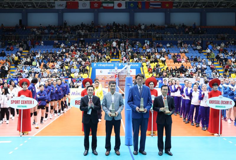 &ocirc;ng Vũ Việt Văn- ph&oacute; Chủ tịch thường trực UBND tỉnh Vĩnh Ph&uacute;c( ngo&agrave;i c&ugrave;ng b&ecirc;n tr&aacute;i) tặng qu&agrave; lưu niệm cho ban tổ chức