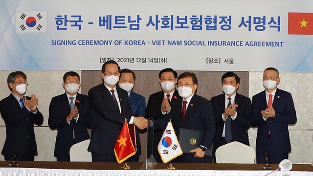 Dưới sự chứng kiến của Chủ tịch Quốc hội Vương Đình Huệ, Bộ trưởng Lao động-Thương binh và Xã hội Việt Nam Đào Ngọc Dung và Bộ trưởng Y tế và Phúc lợi Xã hội Hàn Quốc Kwon Deok Cheol ký Hiệp định song phương về bảo hiểm xã hội giữa hai nước ngày 14/12/2021.