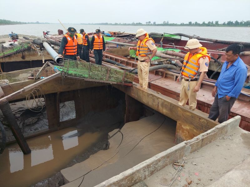 Hiện trường lực lượng CSGT, CSCĐ Ninh Bình mật phục bắt giữ 3 tàu khai thác cát trái phép trong đêm trên sông Đáy