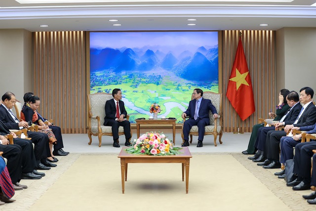 Chủ tịch Ủy ban Trung ương Mặt trận Lào xây dựng đất nước thông báo với Thủ tướng Chính phủ về các hoạt động và kết quả chuyến thăm Việt Nam lần này - Ảnh: VGP/Nhật Bắc