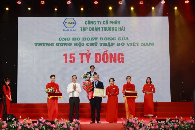 Đại diện THACO, Tổng Giám đốc Phạm Văn Tài đã tham dự và nhận biểu trưng ghi nhận tấm lòng vàng và hoa từ Chủ tịch Nước và Chủ tịch Trung ương Hội chữ thập đỏ trao tặng