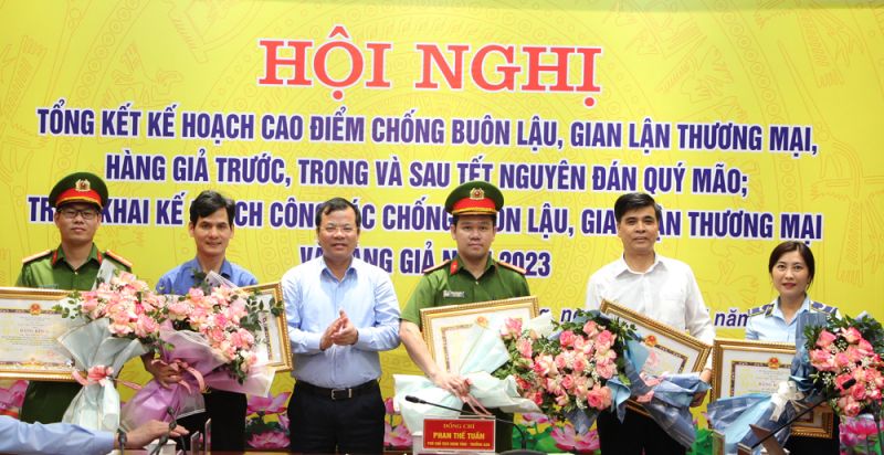 Ông Phan Thế Tuấn trao Bằng khen của Chủ tịch UBND tỉnh cho các tập thể, cá nhân có thành tích xuất sắc.