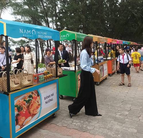 Khu ẩm thực đi bộ nằm trên vị trí đắc địa, dài khoảng 500 m tại vỉa hè trên đường Nguyễn Tất Thành, chính thức đi vào hoạt động vào ngày 28/04