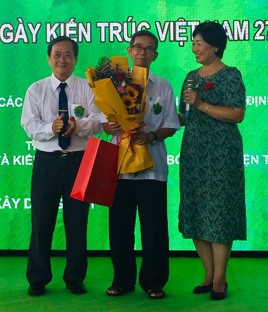 BTC tặng qu&agrave; tri &acirc;n KTS Nguyễn Huỳnh (giữa), nguy&ecirc;n Chủ tịch Hội KTS tỉnh B&igrave;nh Định.