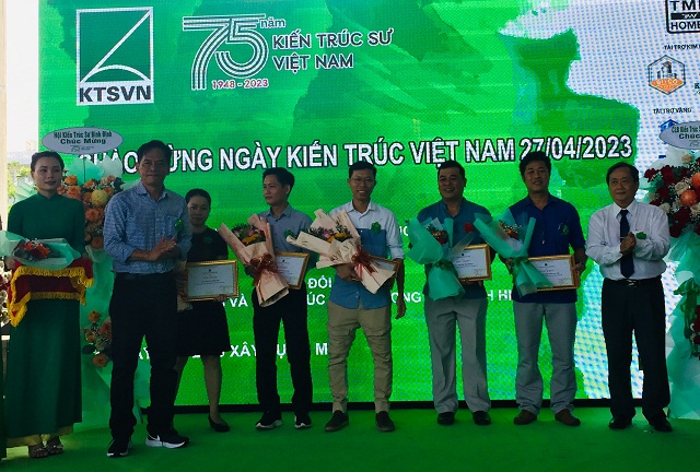 BTC khen thưởng c&aacute;c KTS c&oacute; th&agrave;nh t&iacute;ch trong c&ocirc;ng t&aacute;c Hội.