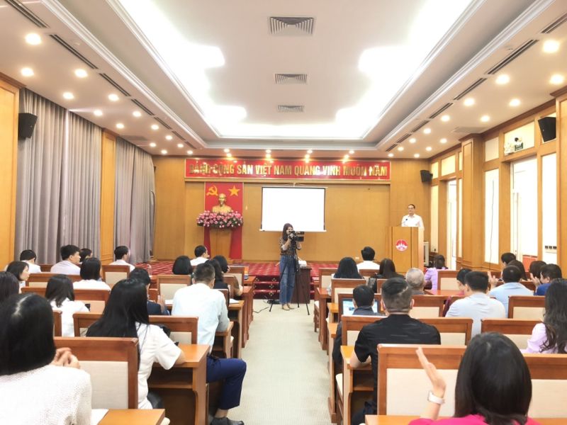 Quang cảnh buổi tập huấn kỹ năng viết b&agrave;i &ldquo;Bảo vệ nền tảng tư tưởng của Đảng, đấu tranh phản b&aacute;c c&aacute;c quan điểm sai tr&aacute;i, th&ugrave; địch&rdquo;.