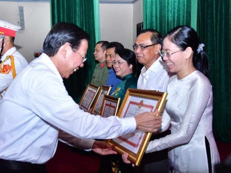 Chủ tịch UBND TP.HCM Phan Văn Mãi đã tặng bằng khen cho 43 tập thể và 20 hộ gia đình có thành tích xuất sắc trong công tác tuyển chọn và gọi công dân nhập ngũ năm 2023. Ảnh: T.T