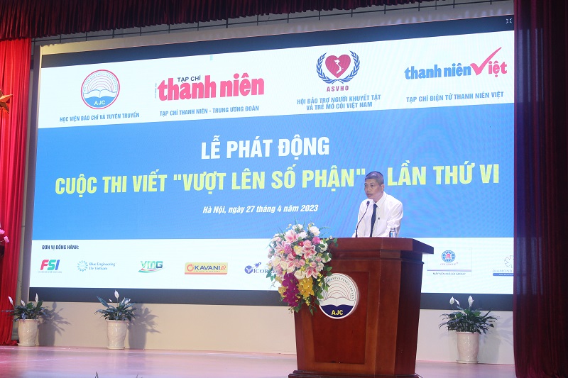 Nhà báo Nguyễn Văn Quảng - Trưởng phòng Phóng viên Tạp chí Thanh niên, thường trực cuộc thi công bố thể lệ cuộc thi