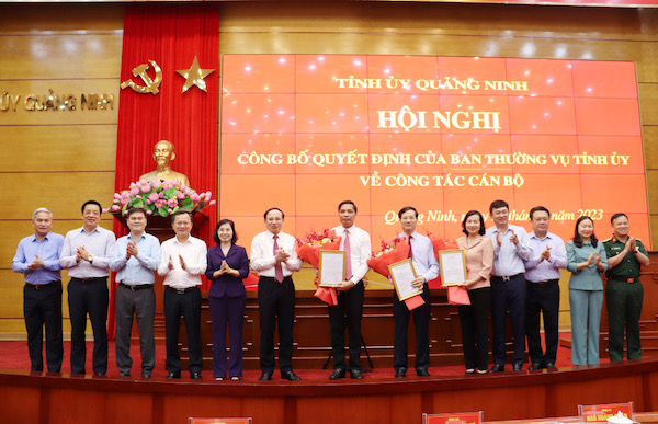 Ban Thường vụ Tỉnh ủy Quảng Ninh tặng hoa chúc mừng các ông: Vũ Văn Diện, Vũ Quyết Tiến và bà Bùi Thúy Phượng nhận nhiệm vụ mới. Ảnh: Thu Chung Ban Thường vụ Tỉnh ủy Quảng Ninh tặng hoa chúc mừng các ông: Vũ Văn Diện, Vũ Quyết Tiến và bà Bùi Thúy Phượng nhận nhiệm vụ mới. Ảnh: Thu Chung