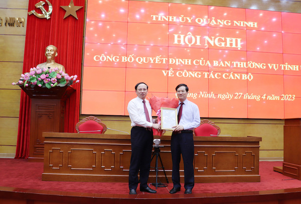 Ông Nguyễn Xuân Ký, Ủy viên Trung ương Đảng, Bí thư Tỉnh ủy, Chủ tịch HĐND tỉnh trao quyết định cho ông Vũ Quyết Tiến giữ chức vụ Bí thư Thành ủy Hạ Long. Ông Nguyễn Xuân Ký, Ủy viên Trung ương Đảng, Bí thư Tỉnh ủy, Chủ tịch HĐND tỉnh trao quyết định cho ông Vũ Quyết Tiến giữ chức vụ Bí thư Thành ủy Hạ Long.