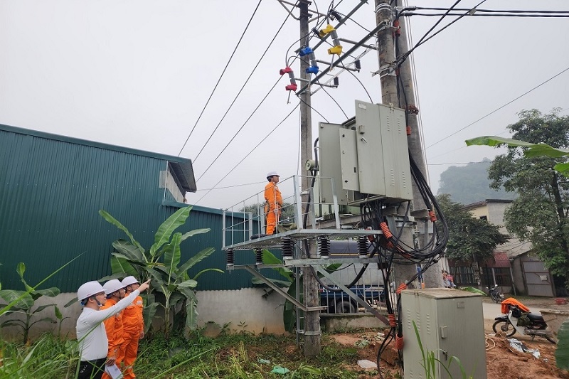Điện lực thành phố Tuyên Quang kiểm tra trạm biến áp tại xã Tràng Đà (TP Tuyên Quang)