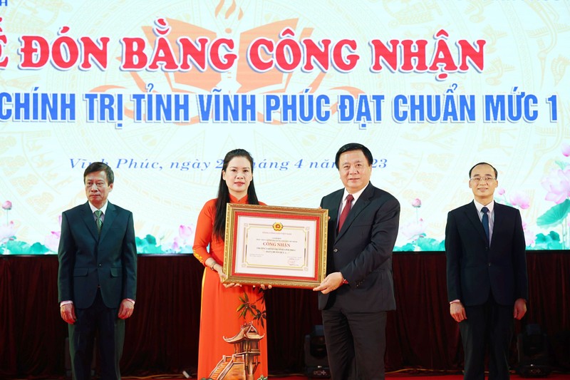 Đồng chí Nguyễn Xuân Thắng, Ủy viên Bộ Chính trị, Giám đốc Học viện Chính trị Quốc gia Hồ Chí Minh, Chủ tịch Hội đồng Lý luận Trung ương trao Bằng công nhận đạt chuẩn mức 1 cho nhà trường