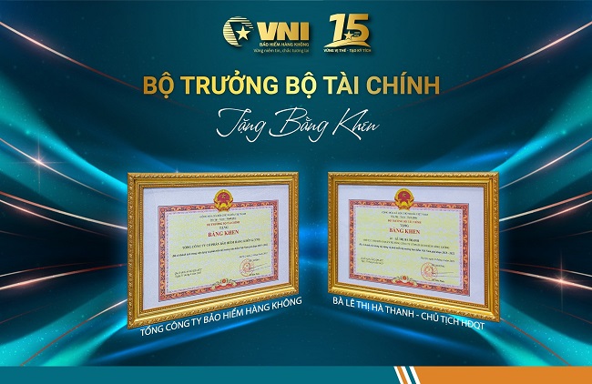 Lãnh đạo Bộ Tài chính trao tặng bằng khen của Bộ trưởng Bộ Tài chính cho VNI và cá nhân Chủ tịch Lê Thị Hà Thanh