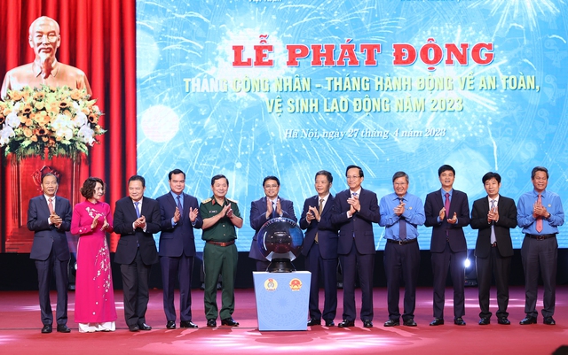 Thủ tướng Phạm Minh Chính cùng các đại biểu thực hiện nghi thức phát động Tháng Công nhân và Tháng hành động về an toàn, vệ sinh lao động năm 2023 - Ảnh: VGP/Nhật Bắc