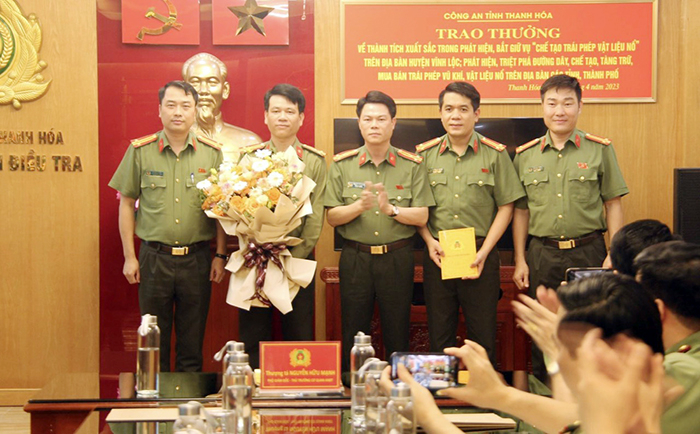 Thượng tá Nguyễn Hữu Mạnh, Phó Giám đốc Công an tỉnh, Thủ trưởng Cơ quan An ninh điều tra khen thưởng, chúc mừng các đơn vị nghiệp vụ tham gia phá án.