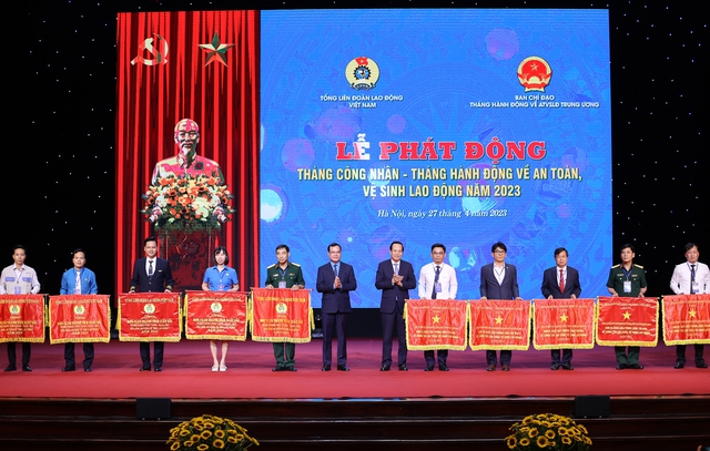 Bộ LĐTB&XH và Tổng Liên đoàn Lao động Việt Nam tặng Cờ thi đua cho các tập thể có thành tích xuất sắc trong phong trào Xanh-sạch-đẹp, bảo đảm an toàn vệ sinh lao động 2022 - Ảnh: VGP/Nhật Bắc