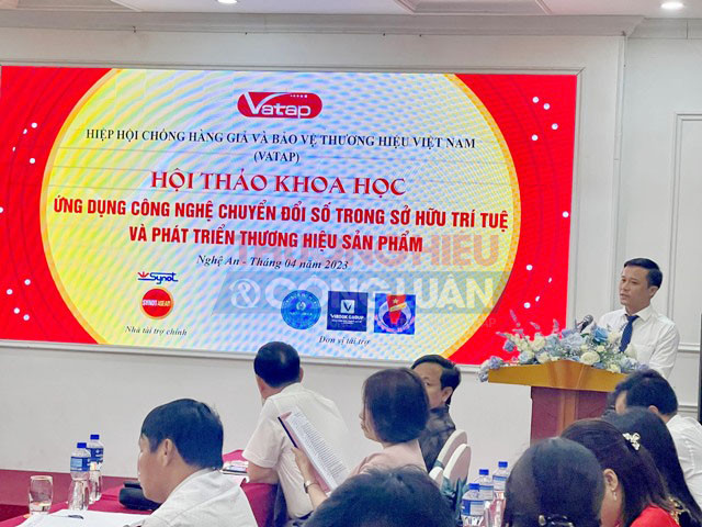 Tiến sĩ, Luật sư, trọng tài viên Ngô Quang Huy – Phó Giám đốc Chi nhánh Bảo hiểm tiền gửi Việt Nam Khu vực Bắc Trung Bộ phát biểu tham luận tại Hội thảo