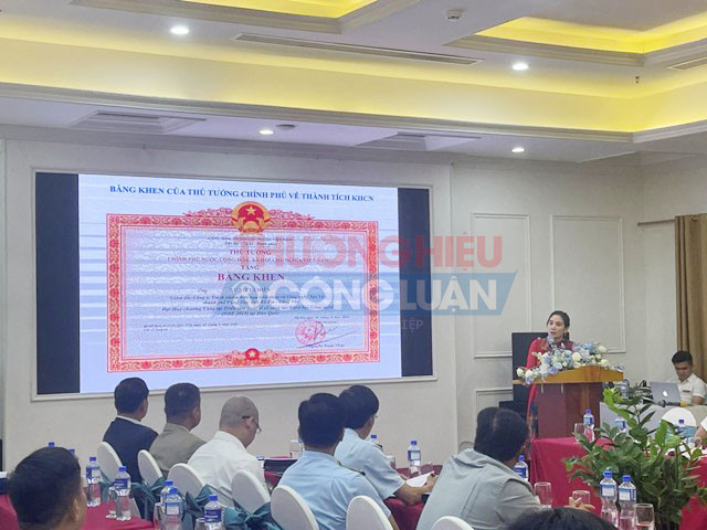 đại diện Trung tâm Công nghệ chống hàng giả việt Nam cũng giới thiệu công nghệ chống giả BG do Công ty Giải pháp và Công nghệ Sao Việt nghiên cứu, tạo ra cho các đại biểu, doanh nghiệp tham khảo.