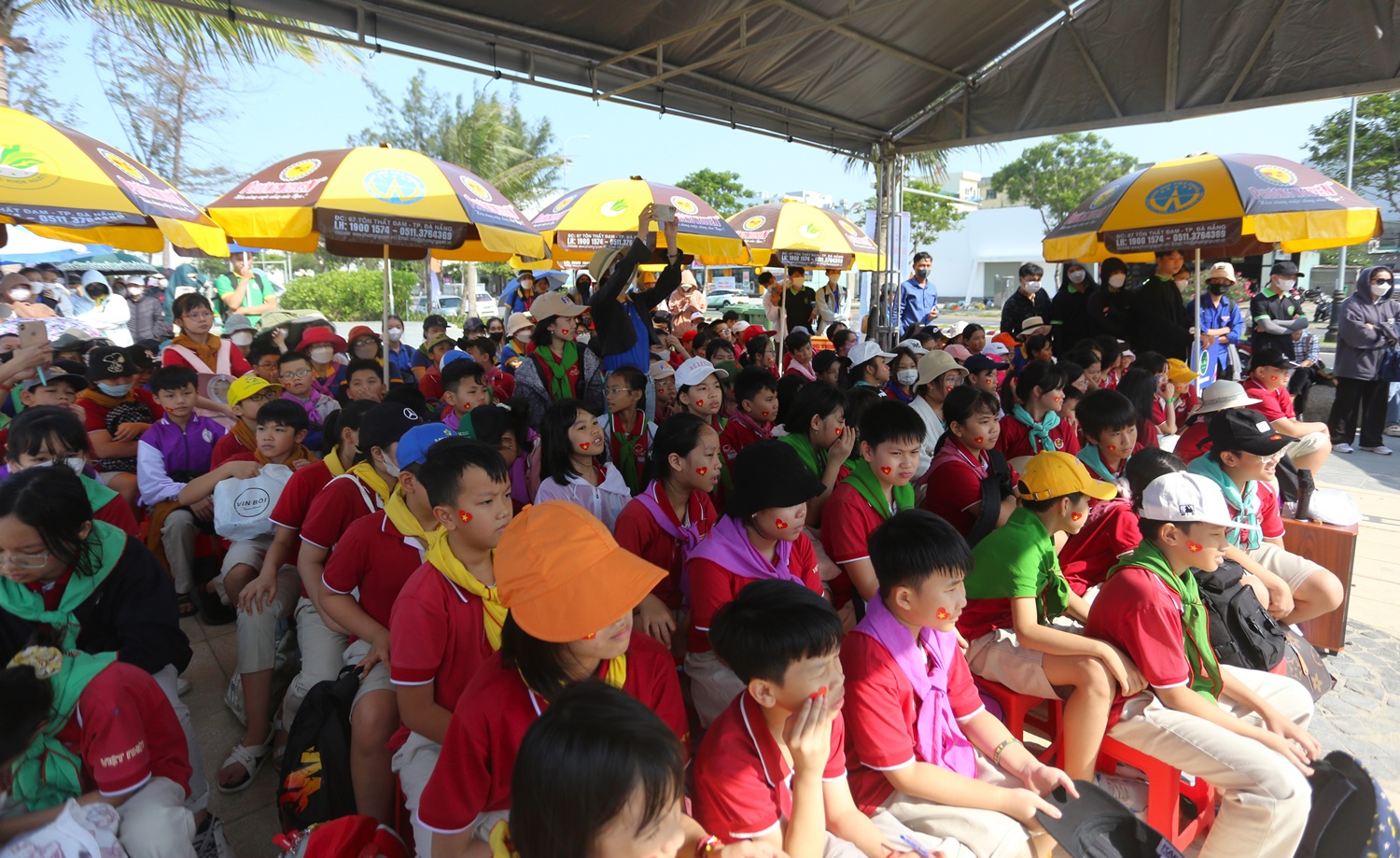 Các tiết mục văn nghệ chào mừng của các em học sinh cấp tiểu học với các tiết mục: Trống hội, Flasmod “Việt Nam tái chế”,...
