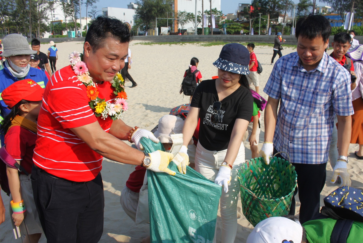 Dù thời tiết nắng nóng nhưng các tình nguyện viên vẫn nhiệt tình tham gia nhặt rác.