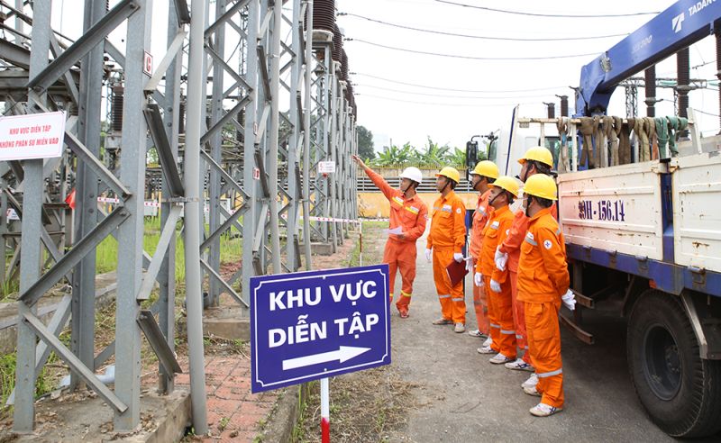 Lực lượng Công ty Lưới điện cao thế TP. Hà Nội hỗ trợ Truyền tải điện Hà Nội khắc phục sự cố