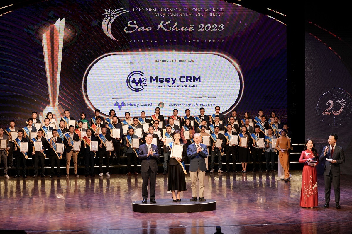 Bà Nguyễn Thị Hồng Hạnh - Trưởng phòng Chính sách sản phẩm Công ty Cổ phần Tập đoàn Meey Land đại diện nhận kỷ niệm chương tại sự kiện