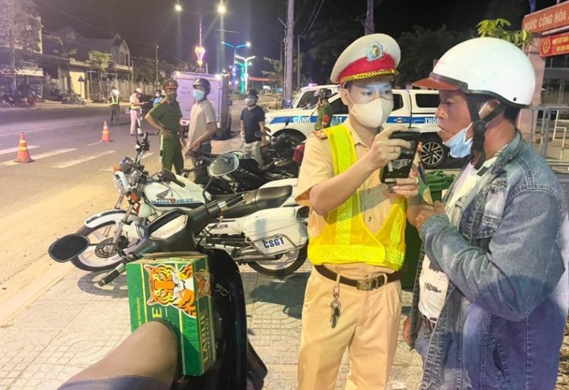 Lực lượng Cảnh sát Giao thông kiểm tra nồng độ cồn đối với người tham gia giao thông. Nguồn:baogialai.com.vn​