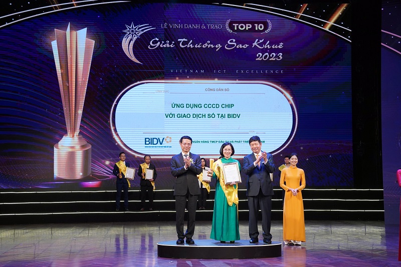 Top 10 Giải thưởng Lĩnh vực Công dân số - Ứng dụng Căn cước công dân gắn chip với giao dịch số tại BIDV