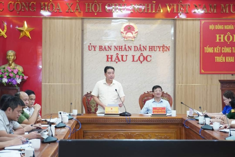 Chủ tịch UBND huyện Hậu Lộc, ông Nguyễn Minh Hoàng phát biểu và chủ trì hội nghị.