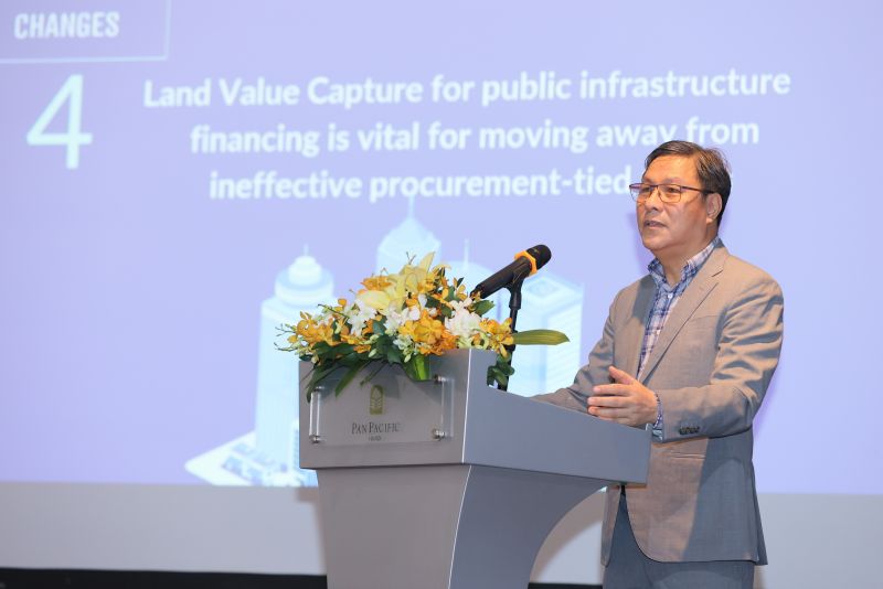 Ông Đặng Huy Đông, Viện trưởng Viện Nghiên cứu Quy hoạch và Phát triển, Nguyên Thứ trưởng Bộ Kế Hoạch và Đầu tư phát biểu tại hội nghị