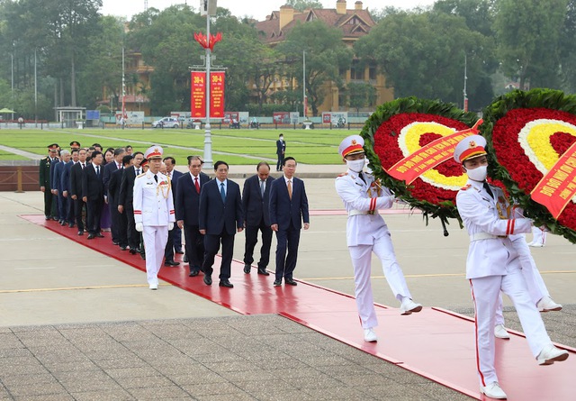 Các đồng chí lãnh đạo, nguyên lãnh đạo Đảng, Nhà nước vào Lăng viếng Chủ tịch Hồ Chí Minh - Ảnh: VGP/Nhật Bắc